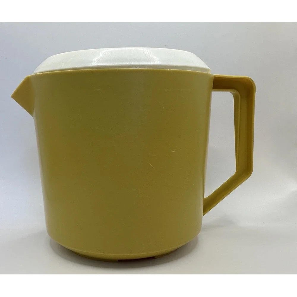 RUBBERMAID Retro Yellow/Gold 1 ‎ 1/2 (1.5) Quart Pitcher With Lid Vintage